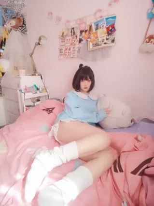 古川 NO.062 淡蓝衣白袜果足 [41P]